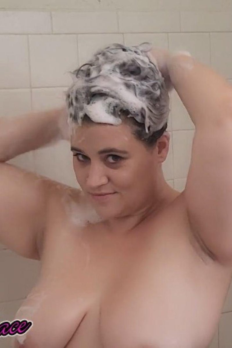 Enjoying A Shampoo - Screenshot 1 of 4 - Combinghair