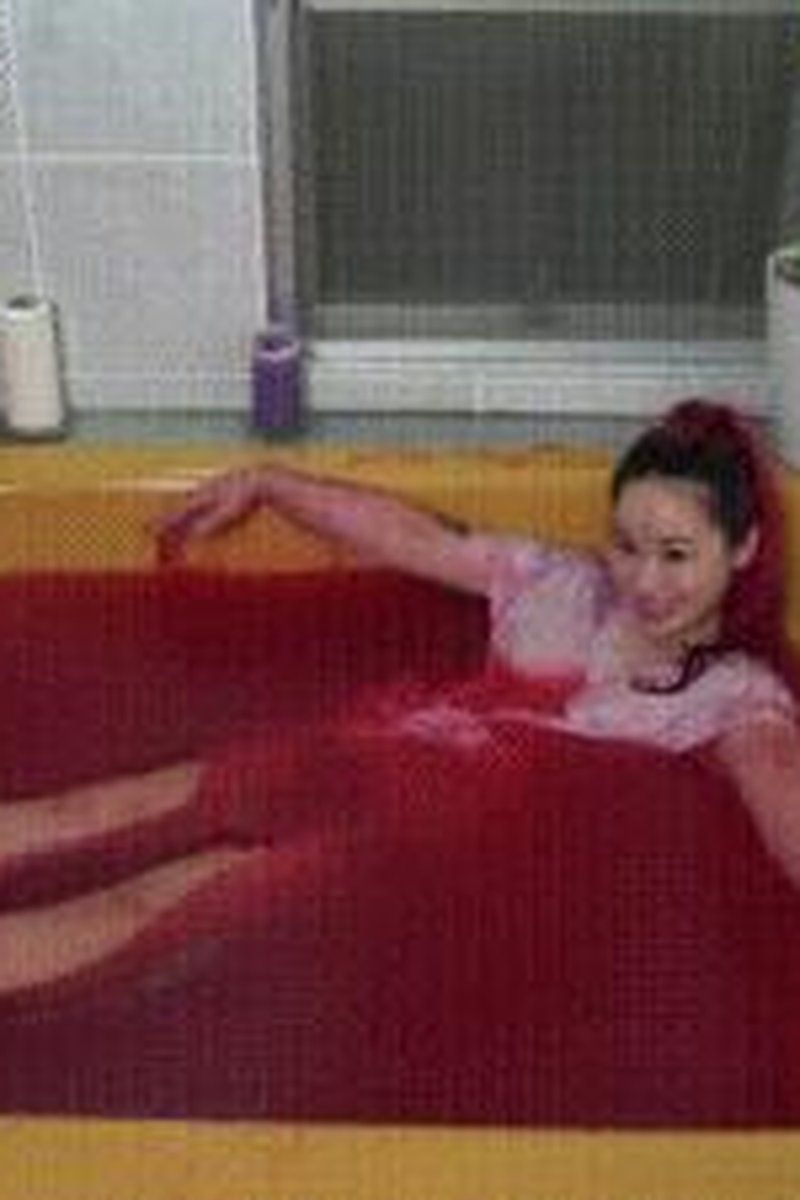 Red Jelly Bath - Screenshot 1 of 4 - Bathroom
