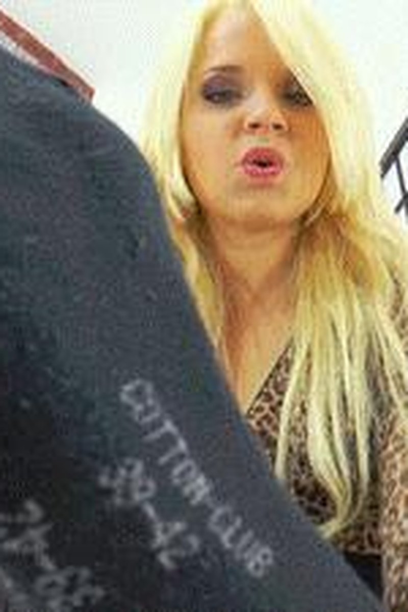 Stinky Socks Torment - Screenshot 1 of 4 - Foot Torment