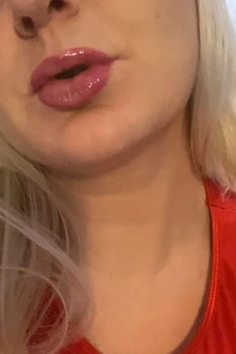 Glossy Lips - Screenshot 1 of 4 - Babes