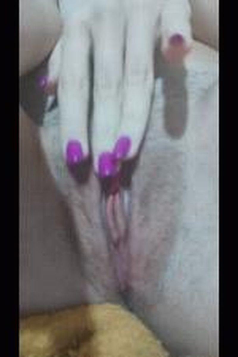 Shy Girl Exploring Her Pussy - Screenshot 1 of 4 - Amateur