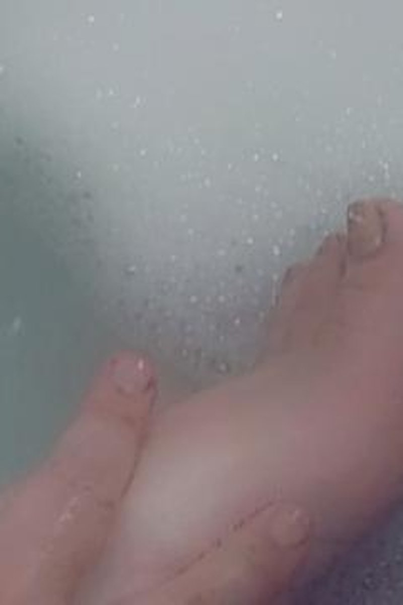 Lets Play Footsie - Screenshot 1 of 4 - Bathroom