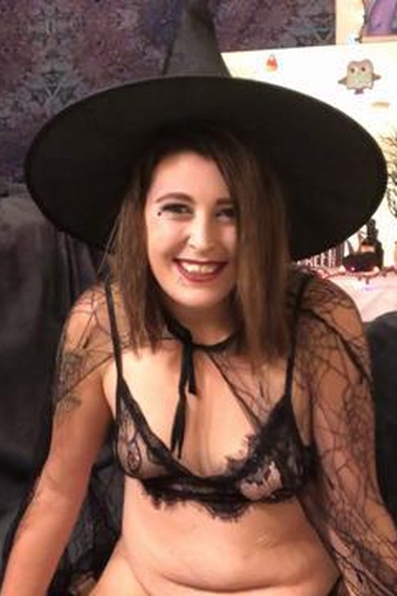Witching Hour - Screenshot 1 of 4 - Blowjob