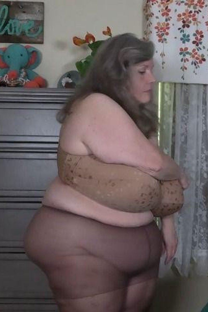 Granny Getting Undressed - Screenshot 1 of 4 - BBW
