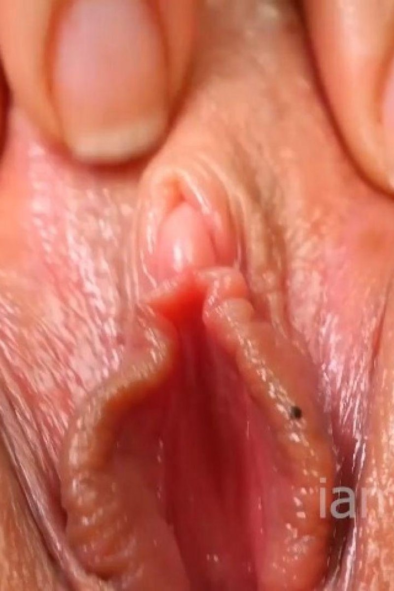 Touching My Clit - Screenshot 1 of 4 - Big Clit