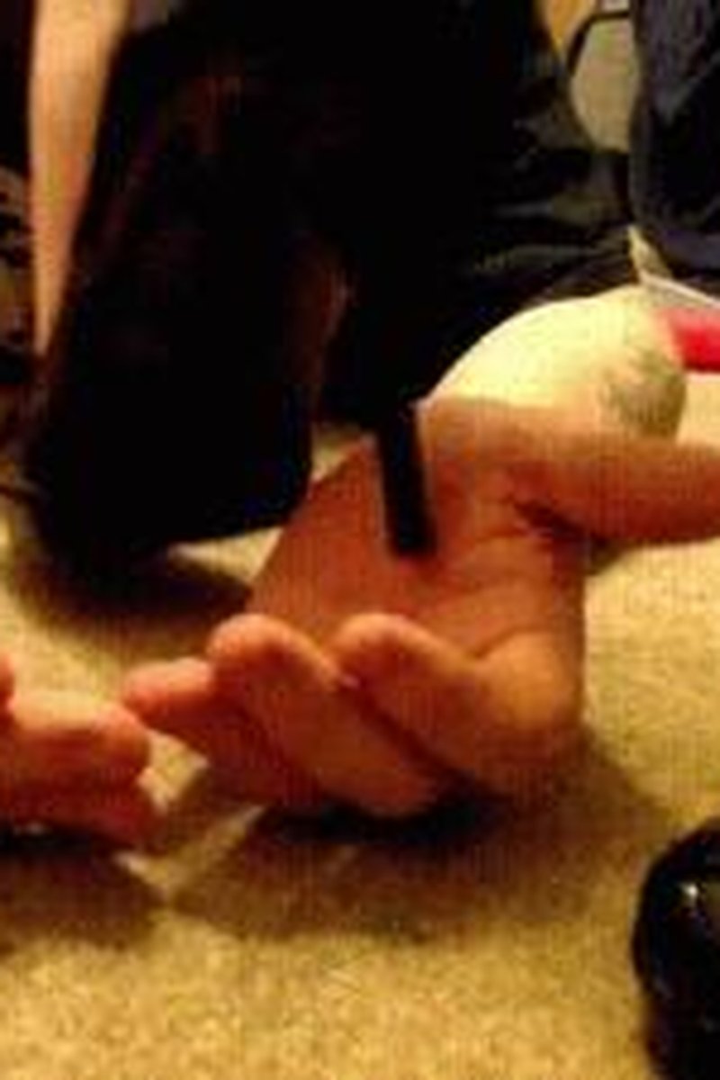 Stiletto Hand Trample - Screenshot 1 of 4 - Femdom