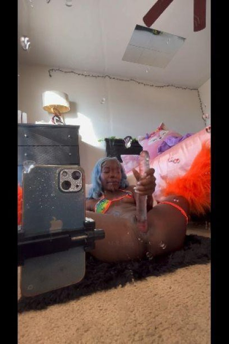 Squirting On Mirrors - Screenshot 1 of 4 - Masturbation