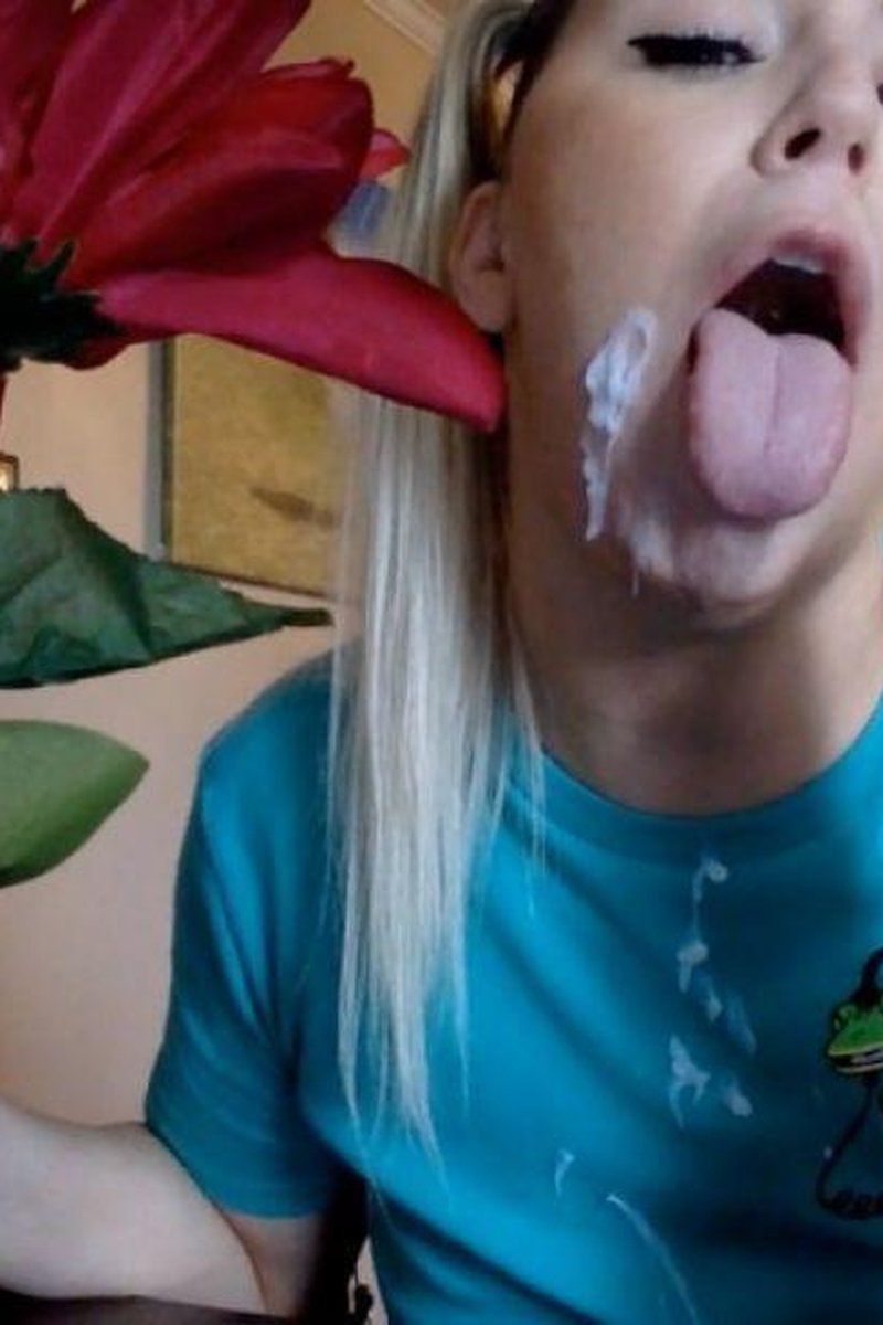 Step-Daddy Step-Daughter : Its Too Big - Screenshot 1 of 4 - Cumshot
