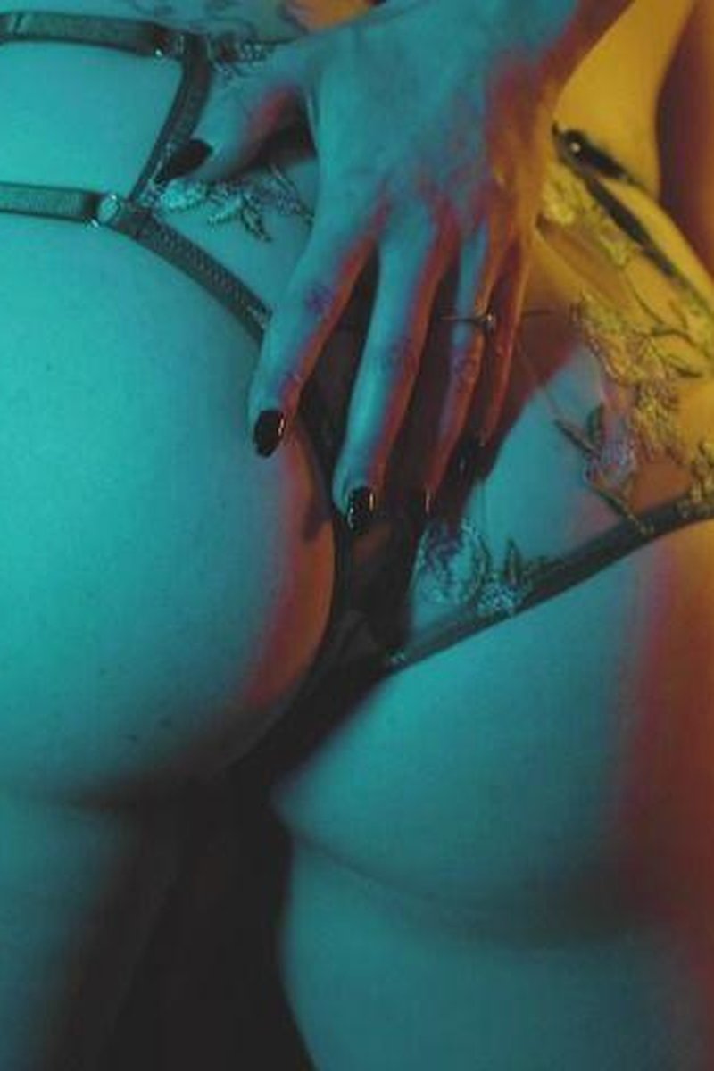 Strip Play - Screenshot 1 of 4 - Babes