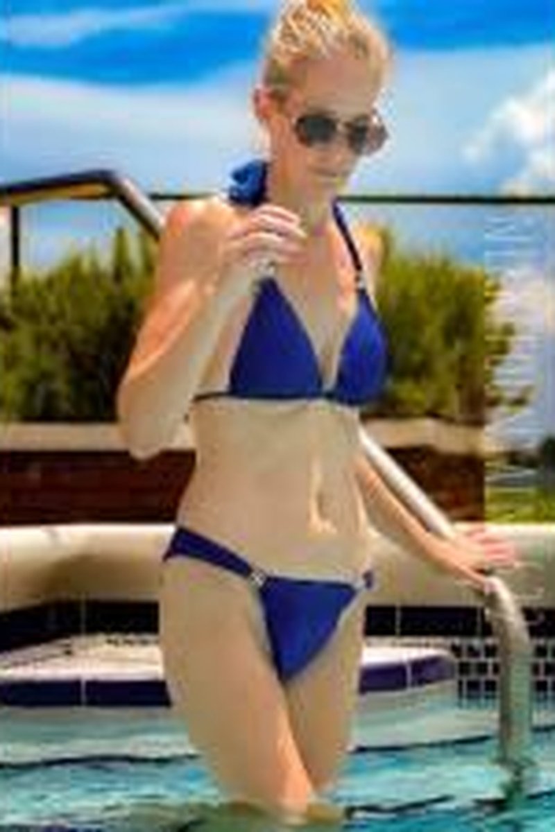 Pool Dayz - Screenshot 1 of 4 - Bikini-swimsuit Fetish