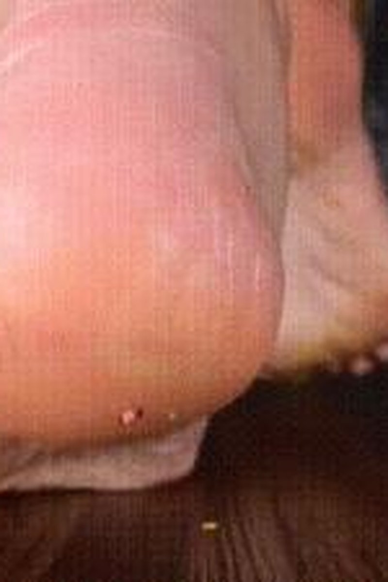 Brook Slow Motion Squeeze! - Screenshot 1 of 4 - Barefoot