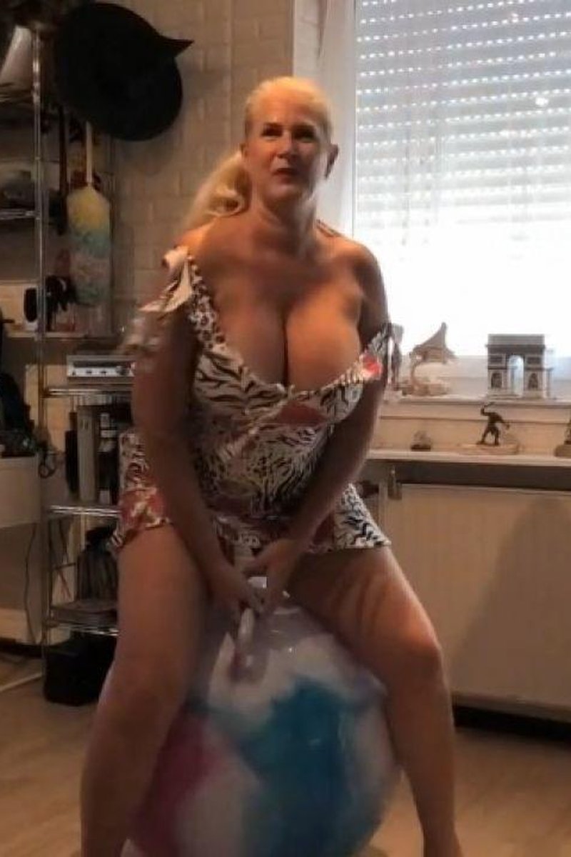 Summer Bouncing Ball - Screenshot 1 of 4 - Big Tits