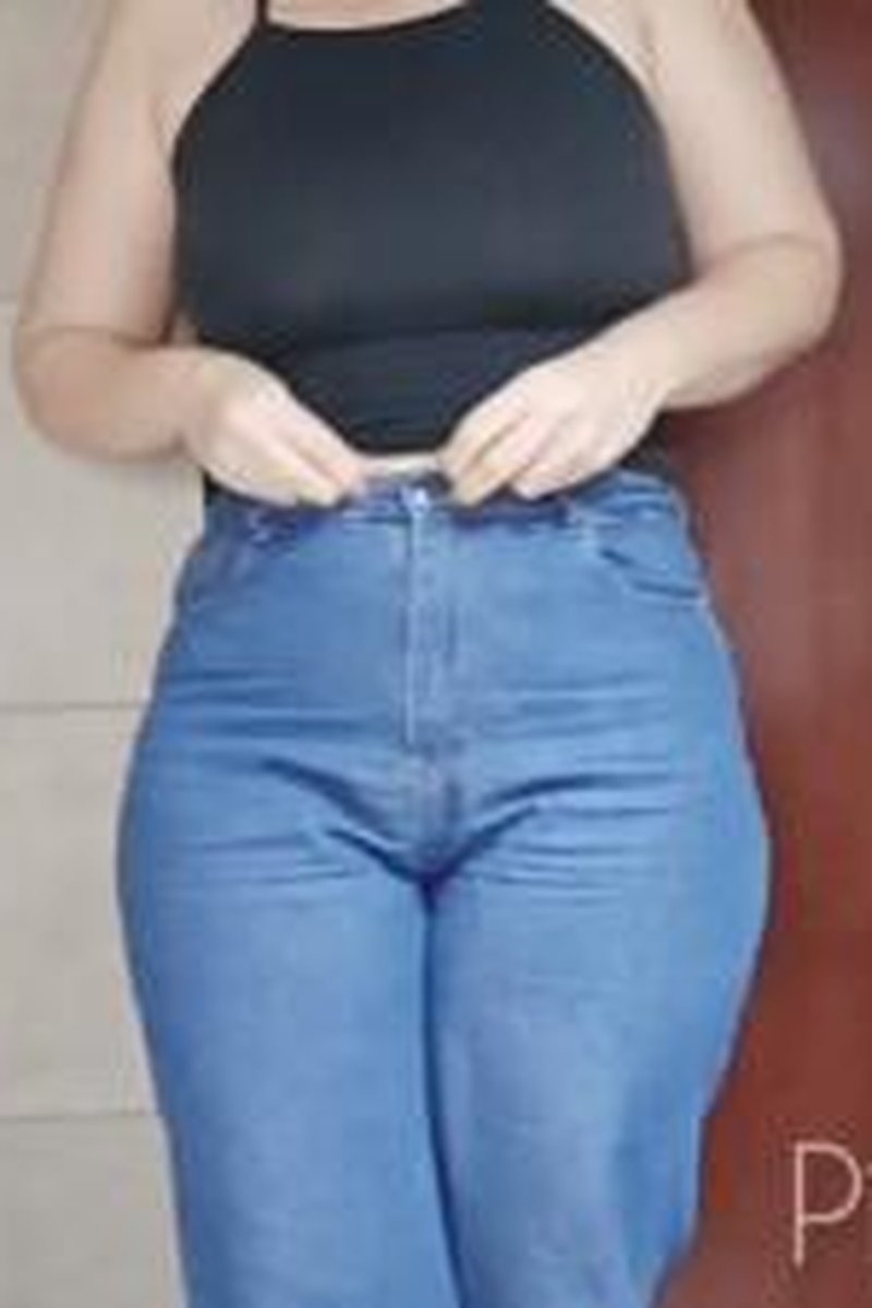 Desperate Pee - Screenshot 1 of 4 - Foot Fetish