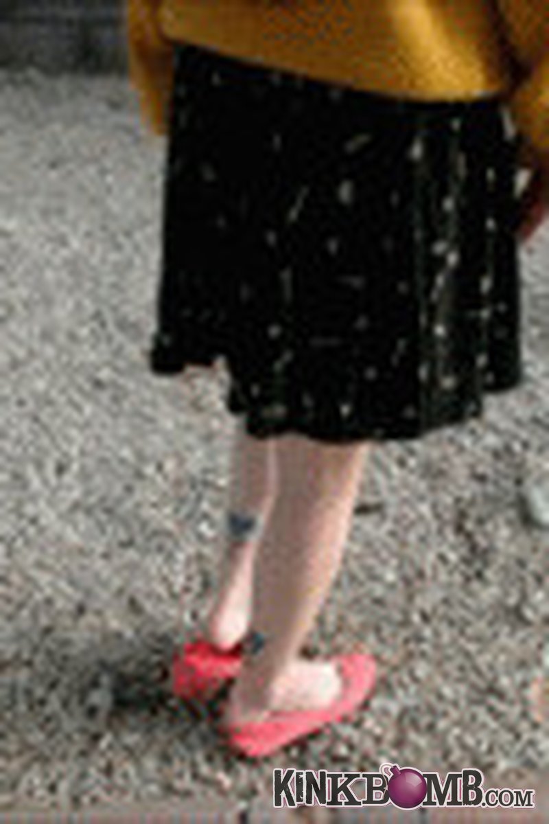 Londonlix: Ballet Flats Outside - Screenshot 1 of 4 - Leg Fetish
