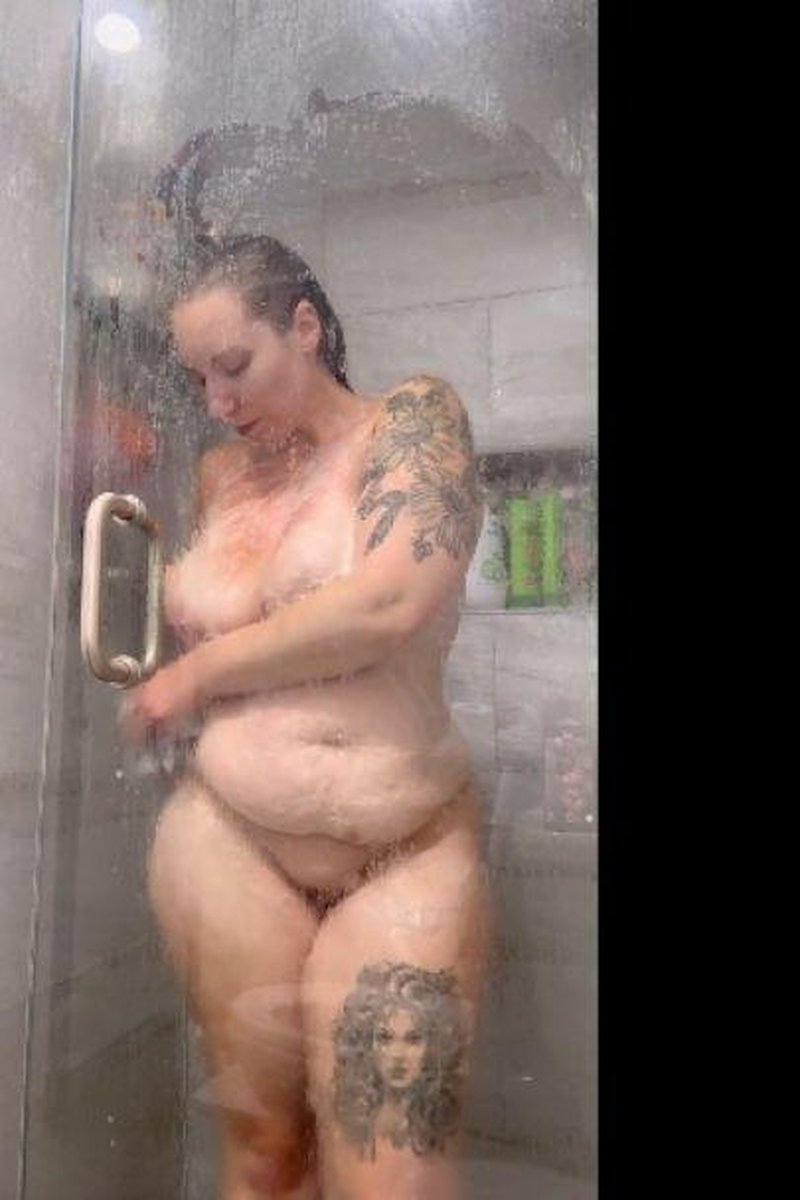 Momma Showering - Screenshot 1 of 4 - Kinky