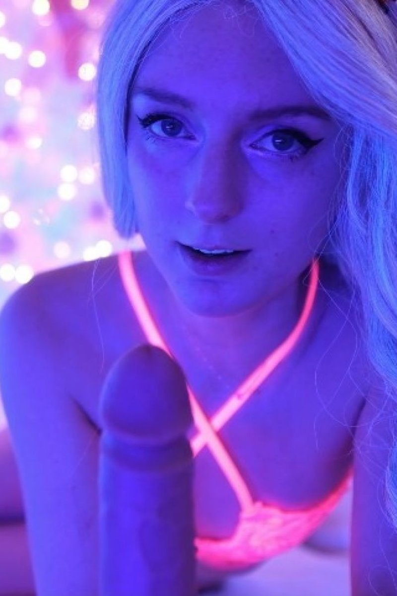 Blacklight Control - Screenshot 1 of 4 - Blowjob