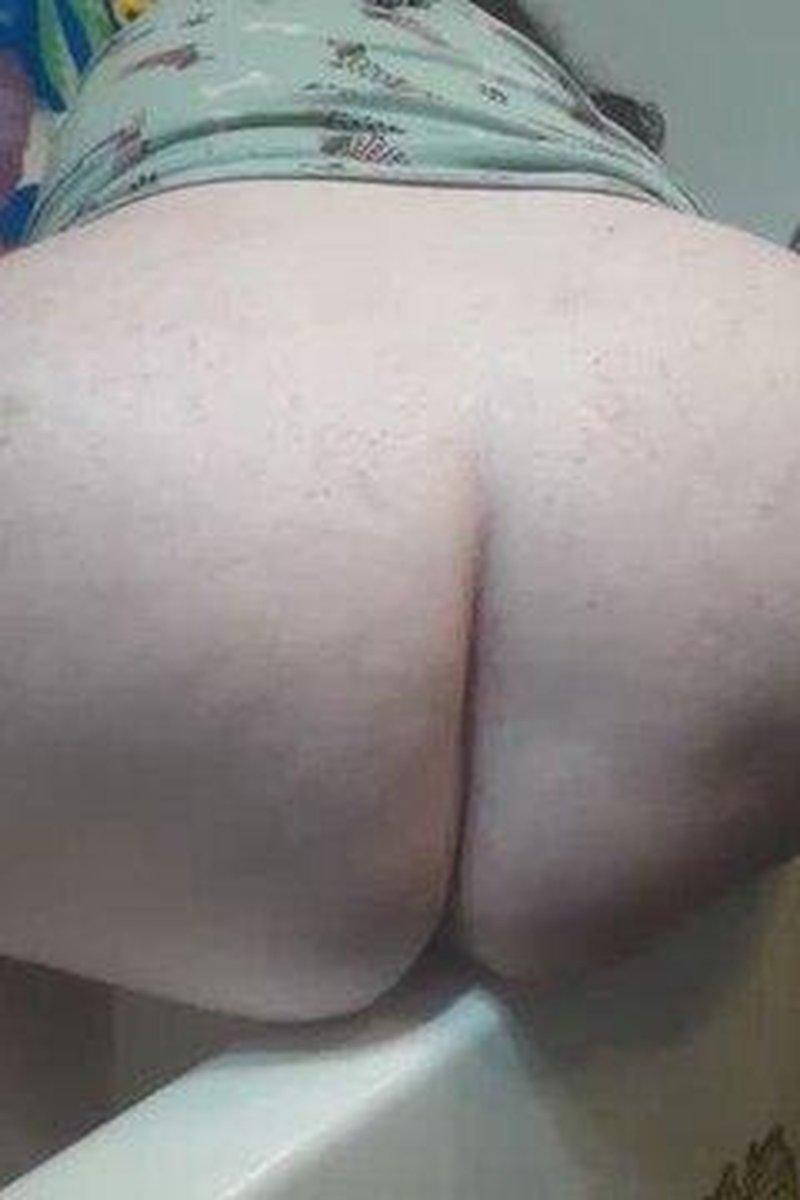 Bath Tub Buttcrack - Screenshot 1 of 4 - Ass Fetish