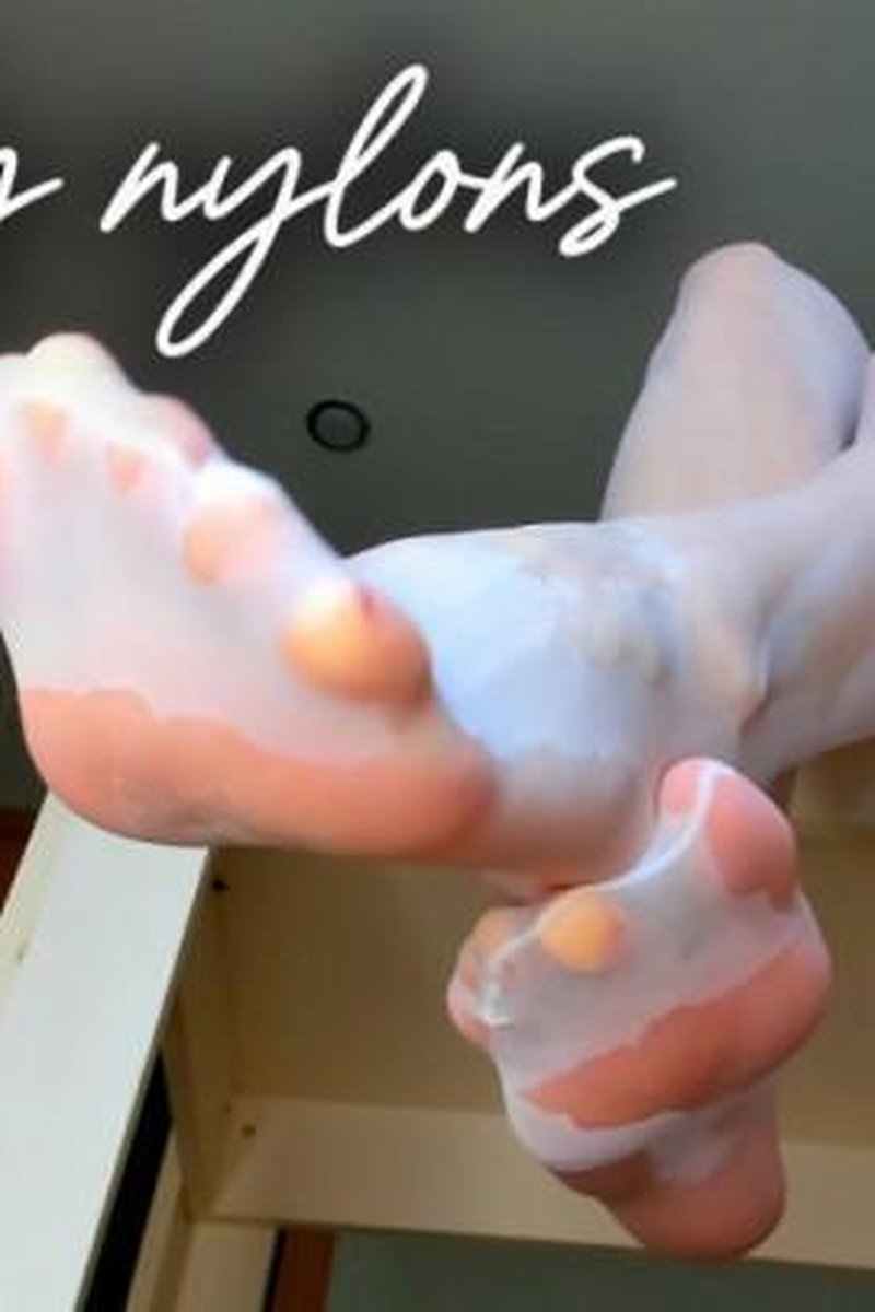 Oily Nylons - Screenshot 1 of 4 - Foot Fetish