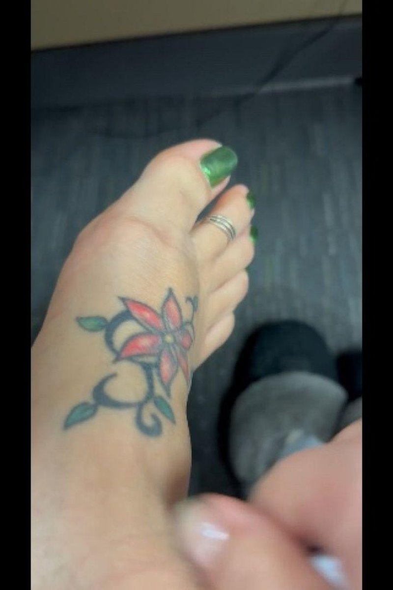 Uggs Tease - Screenshot 1 of 4 - Foot Fetish