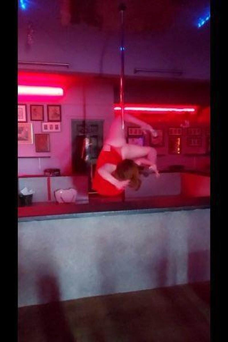 Ginger Pole Dancer - Screenshot 1 of 4 - Stripper