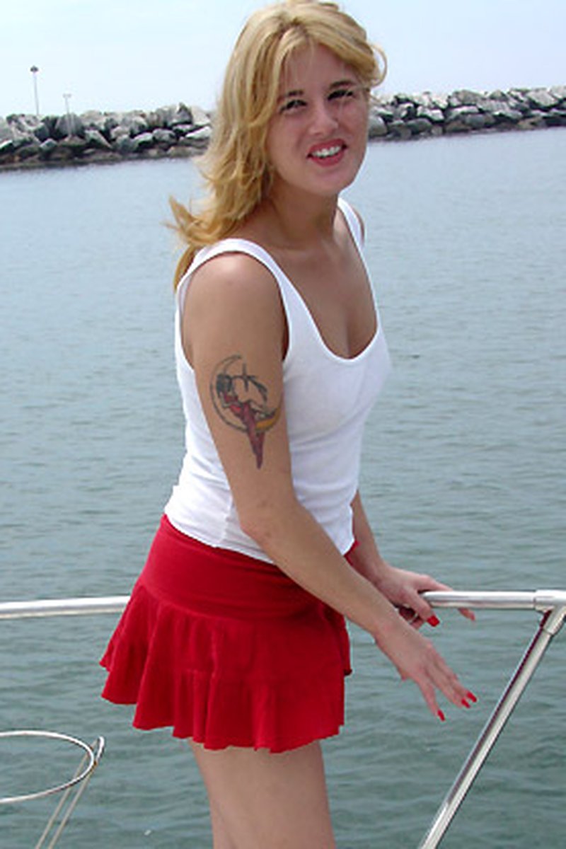 Randi - V2 - Screenshot 1 of 4 - Blond Hair