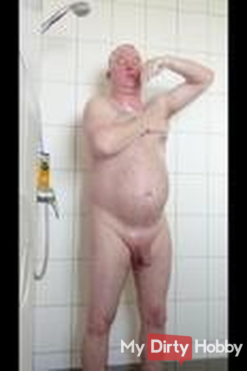 Urinating While Showering - Screenshot 1 of 4 - Nylonjunge