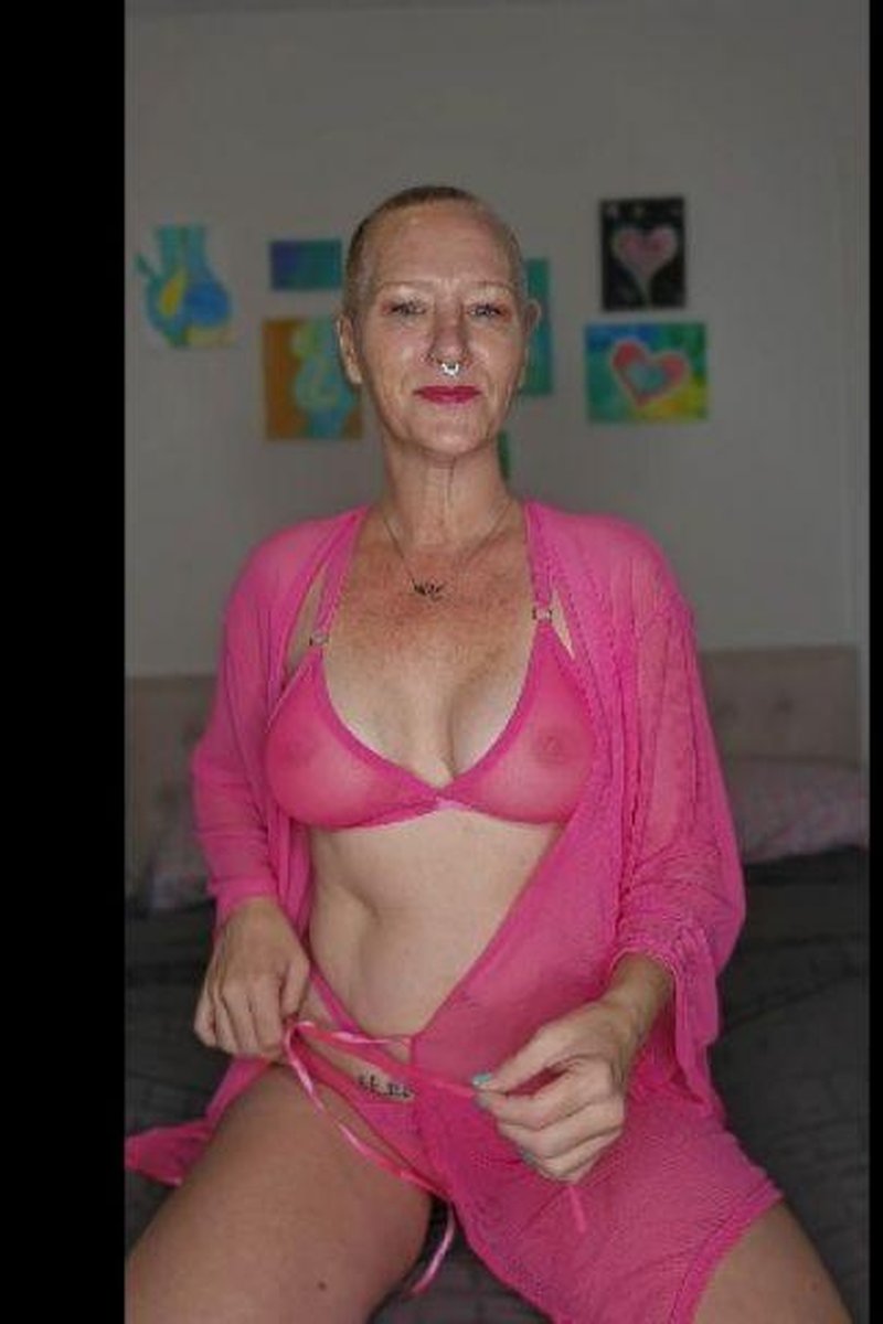Kiki Queefs - Screenshot 1 of 4 - Analwinking