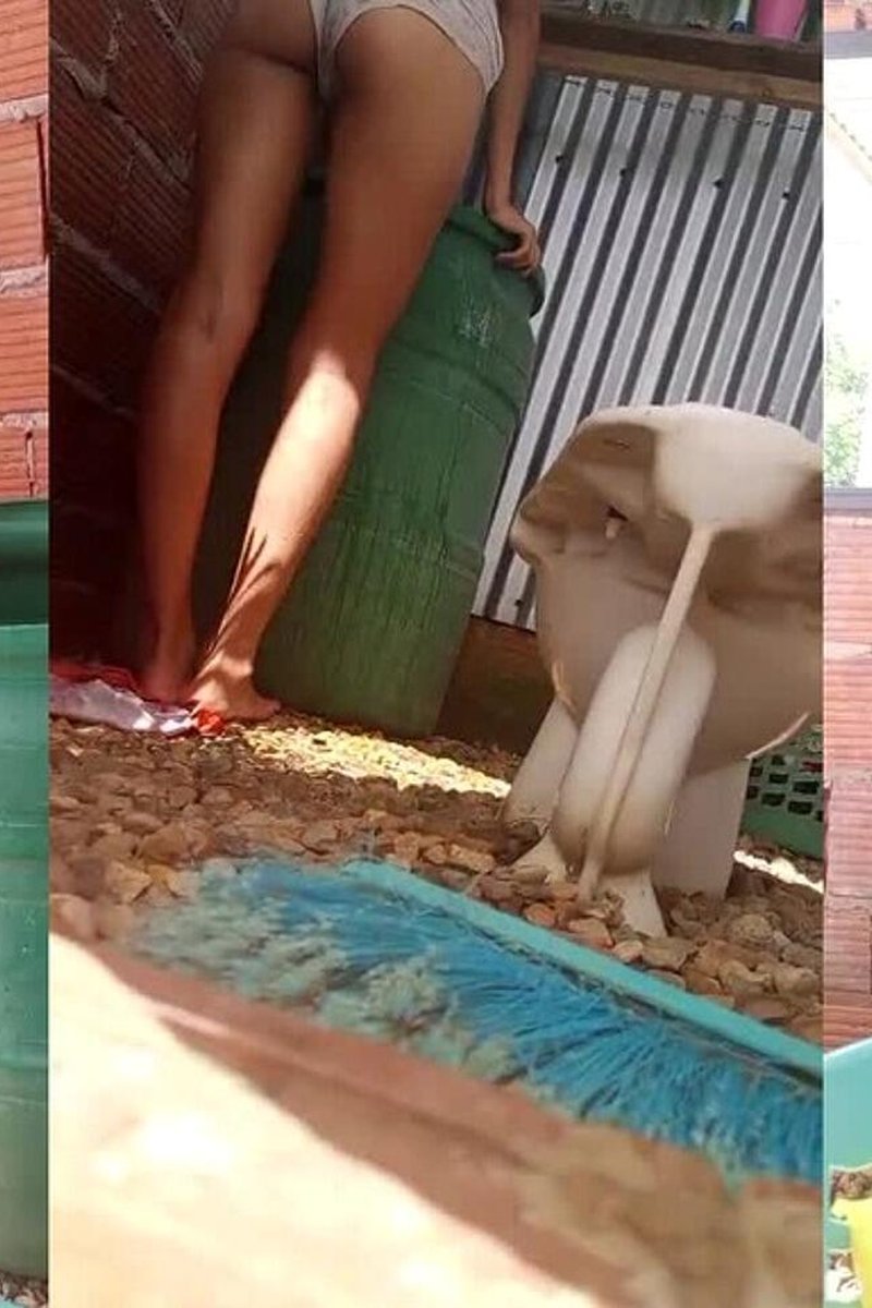 Espiando A Jovencita En El Bano - Screenshot 1 of 4 - Public Nudity