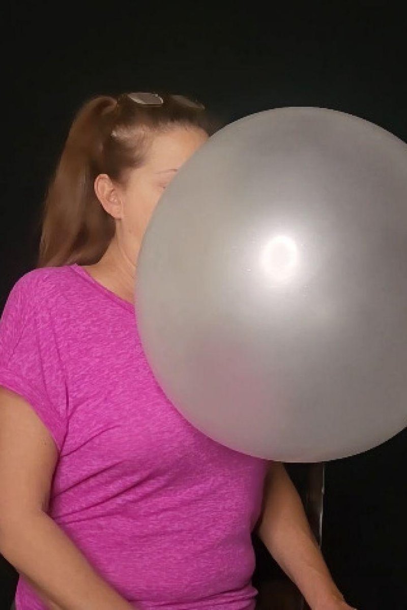 Biggest Bubble OF2025 - Screenshot 1 of 4 - Big Bubbles