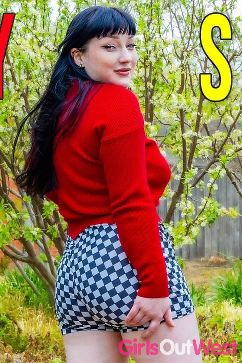 Ginny - Spring Walk - Screenshot 1 of 4 - Curvy