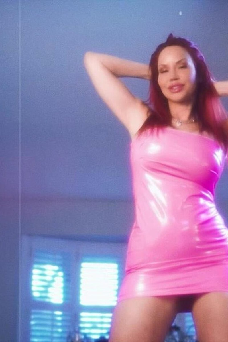 Pink Bubble Gum - Screenshot 1 of 4 - MILF (30+)