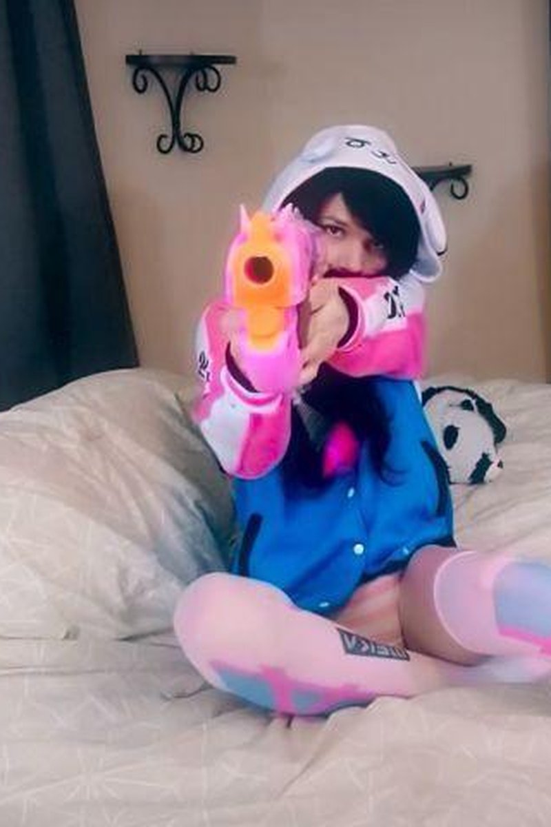 D.Va Self-Suck - Screenshot 1 of 4 - Autofellatio