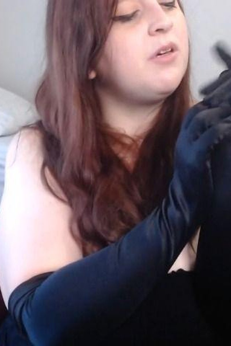 Stroke For Satin Gloves - Screenshot 1 of 4 - Femdom
