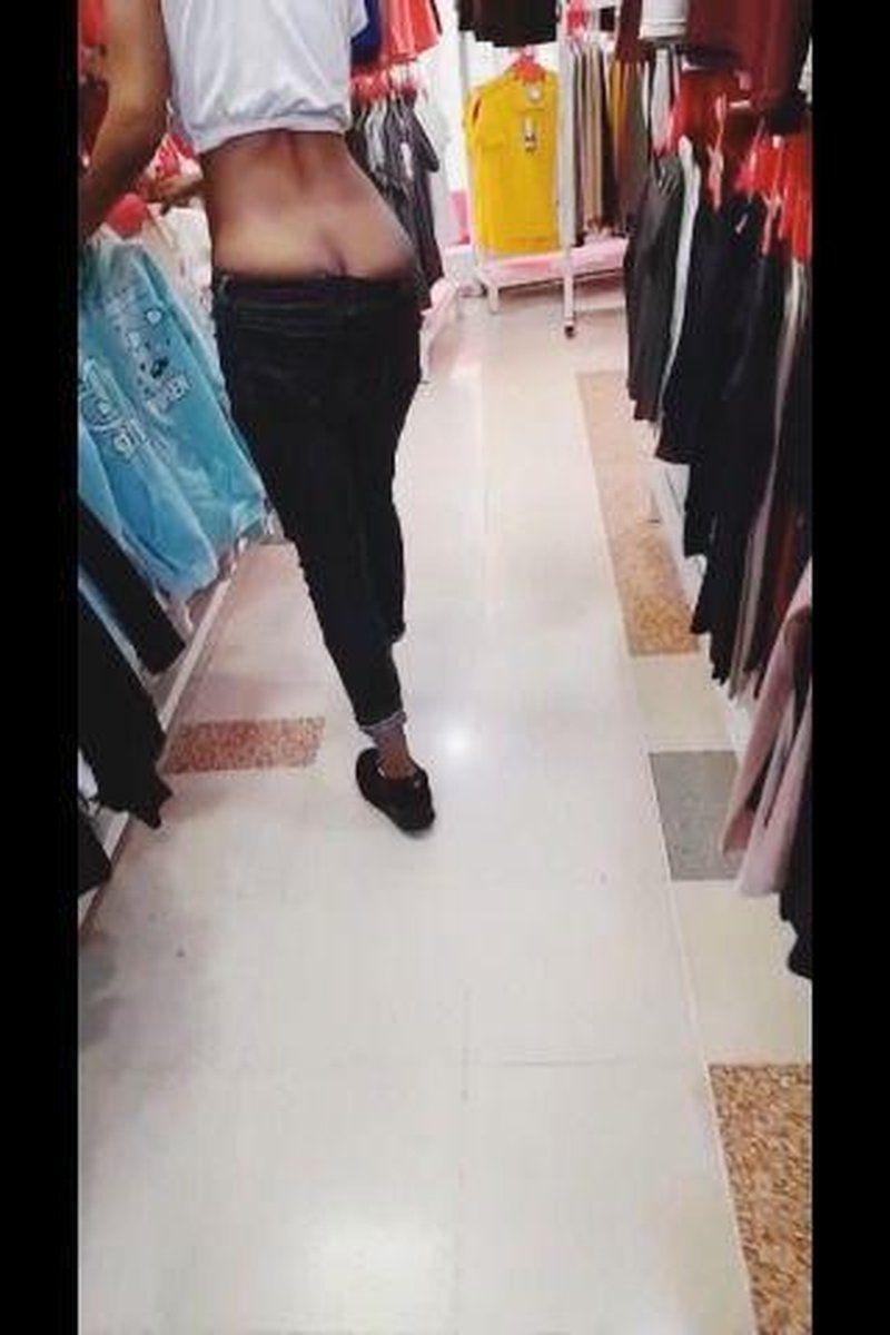 Diane - Buttcrack - Public - Screenshot 1 of 4 - Ass Fetish
