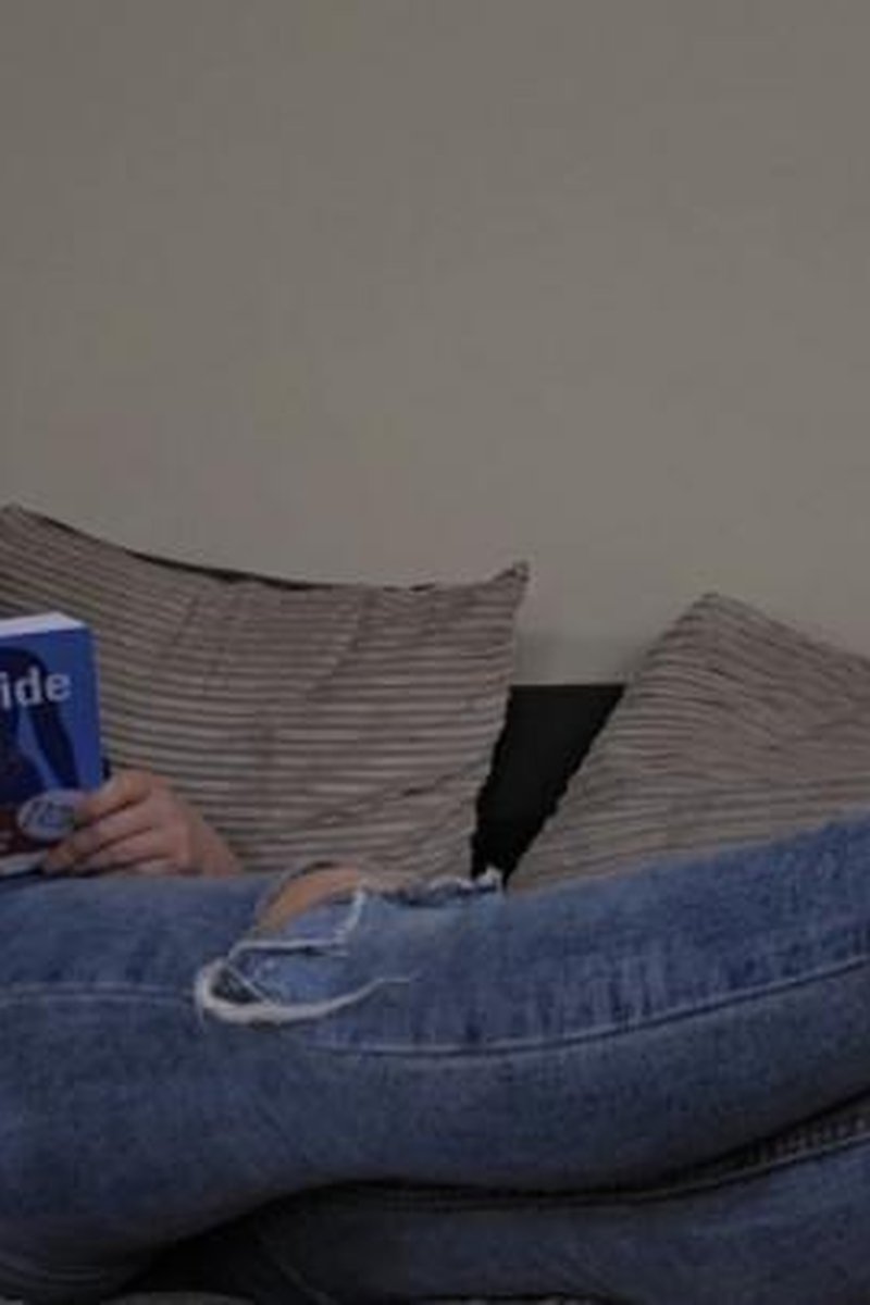 Goddess Peach Farts Whilst Reading - Screenshot 1 of 4 - Farting