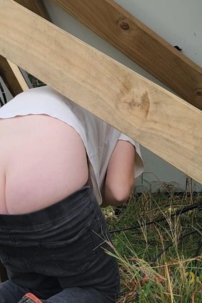Electricians Buttcrack - When Your Tradie Chick Turns Up - Screenshot 1 of 4 - Ass Fetish