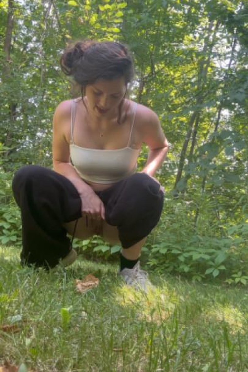 Peeing Outside - Screenshot 1 of 4 - Golden Shower