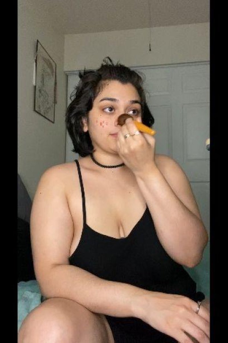 Doing My Makeup - Screenshot 1 of 4 - Curvy