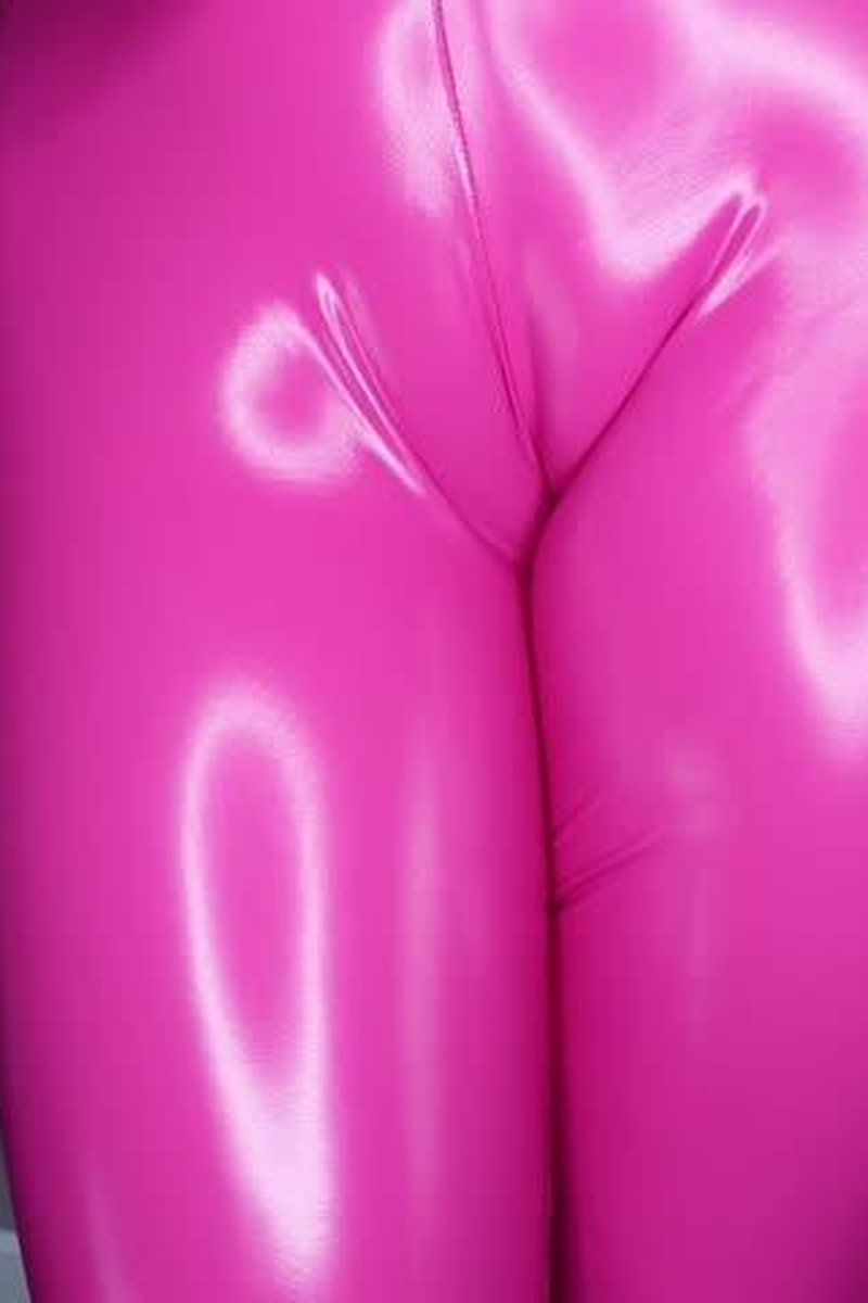 Mega Cameltoe-Show - Screenshot 1 of 4 - Ass Worship