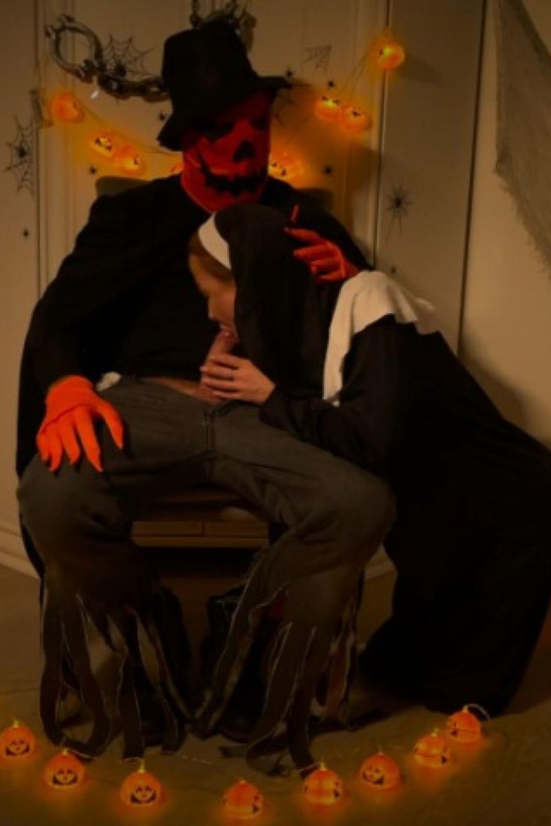 Pleasuring The Pumpkin King - Screenshot 1 of 4 - Blowjob