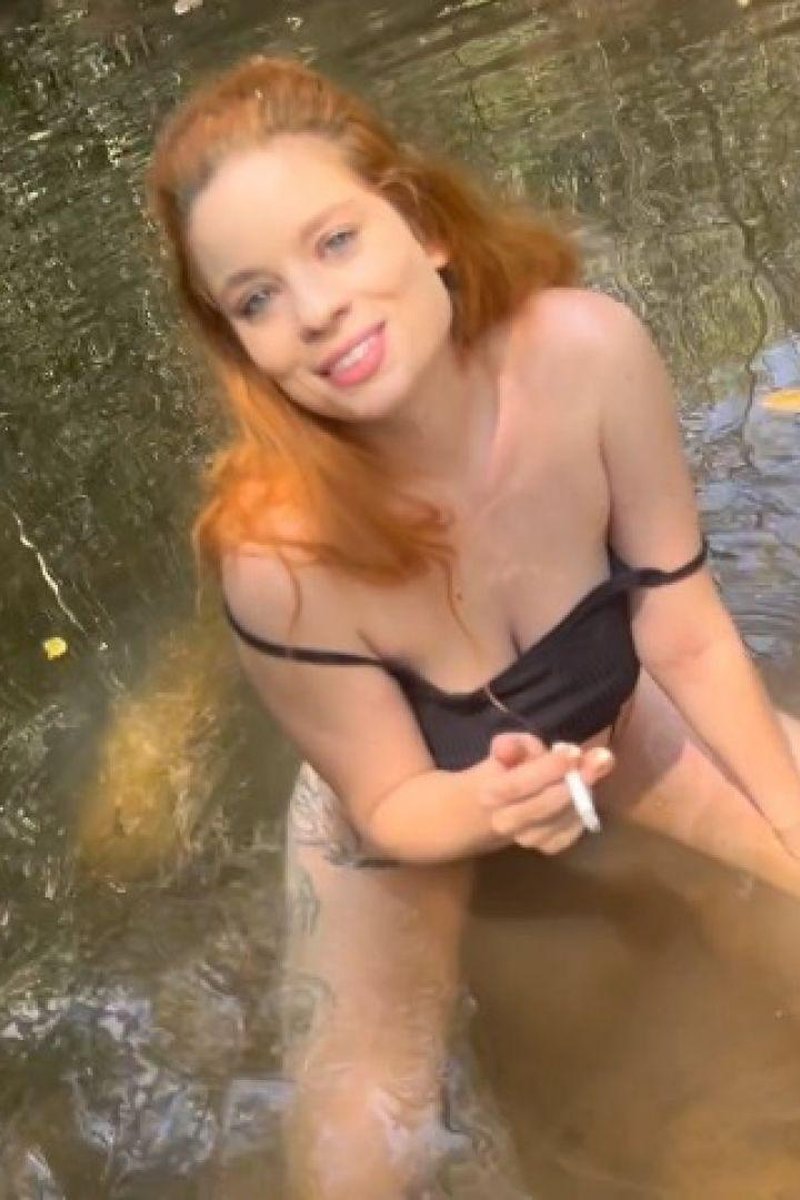 Smoking Outside - Screenshot 1 of 4 - Red Hair (Female)