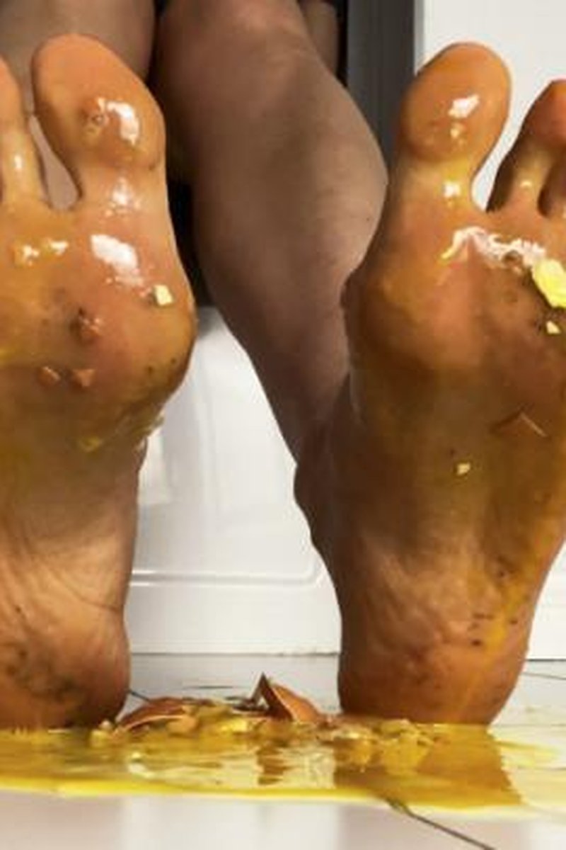 Breaking Eggs Barefoot - Screenshot 1 of 4 - Blowjob