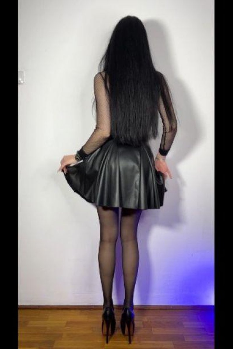 Slow Dancing - Screenshot 1 of 4 - Brown Hair