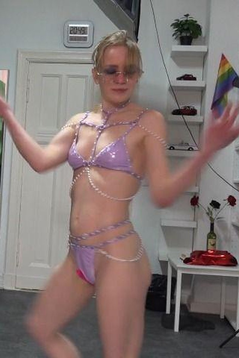 Dancing Queen 024 - Screenshot 1 of 4 - Dancer