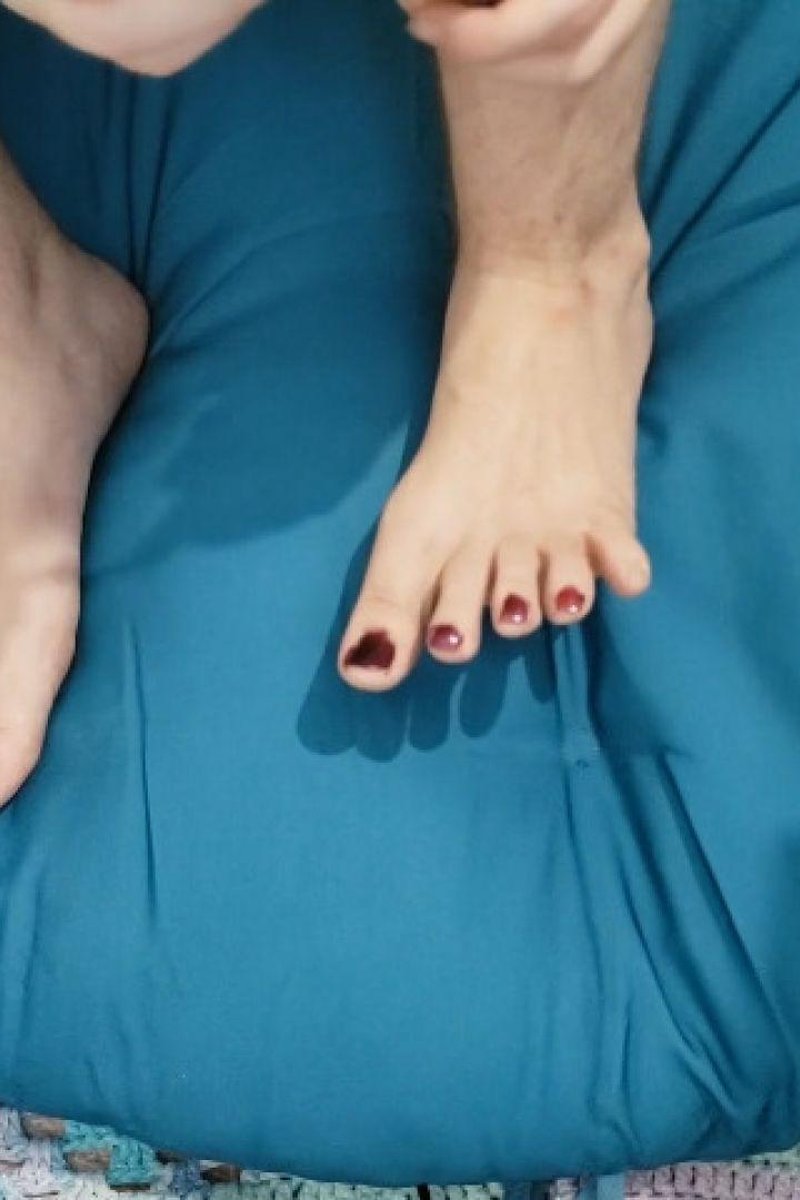 Painting My Toenails And Chatting - Screenshot 1 of 4 - Chatting