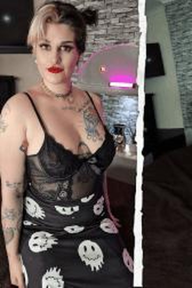 Goth Girl Sloppy Sucking - Screenshot 1 of 4 - All Girl