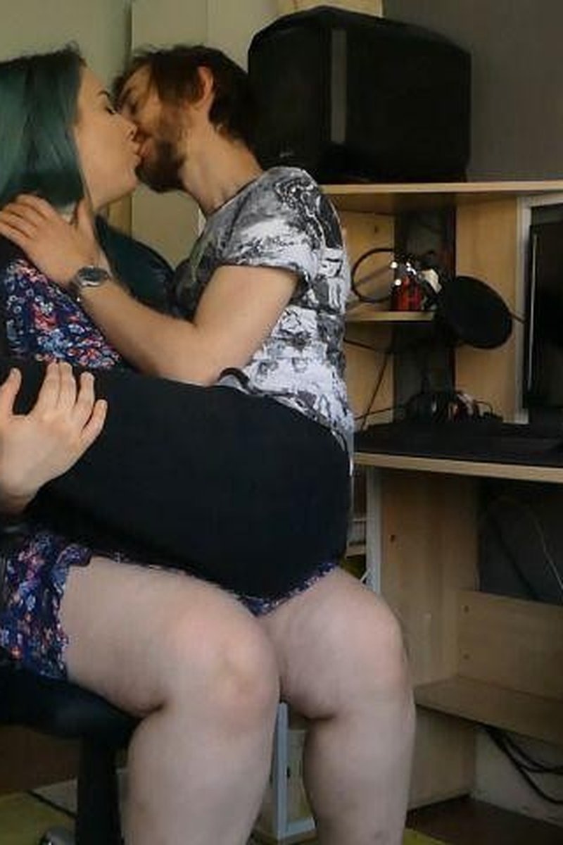 Lapsitting Cuddle - Screenshot 1 of 4 - BBW