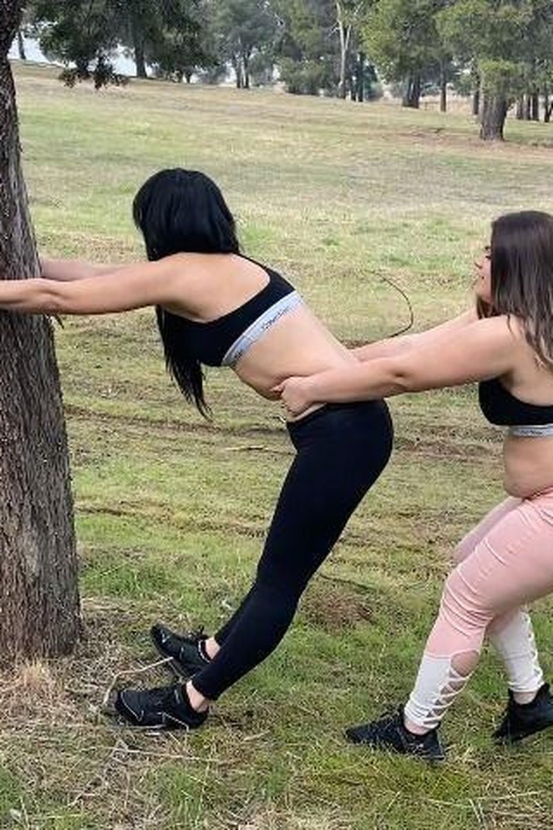 Belly Pulling Outside - Screenshot 1 of 4 - Belly Fetish