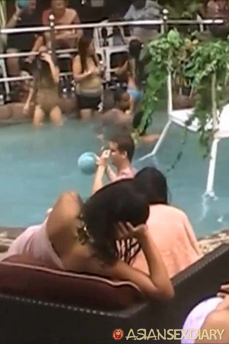 Pool Party - Screenshot 1 of 4 - Asian
