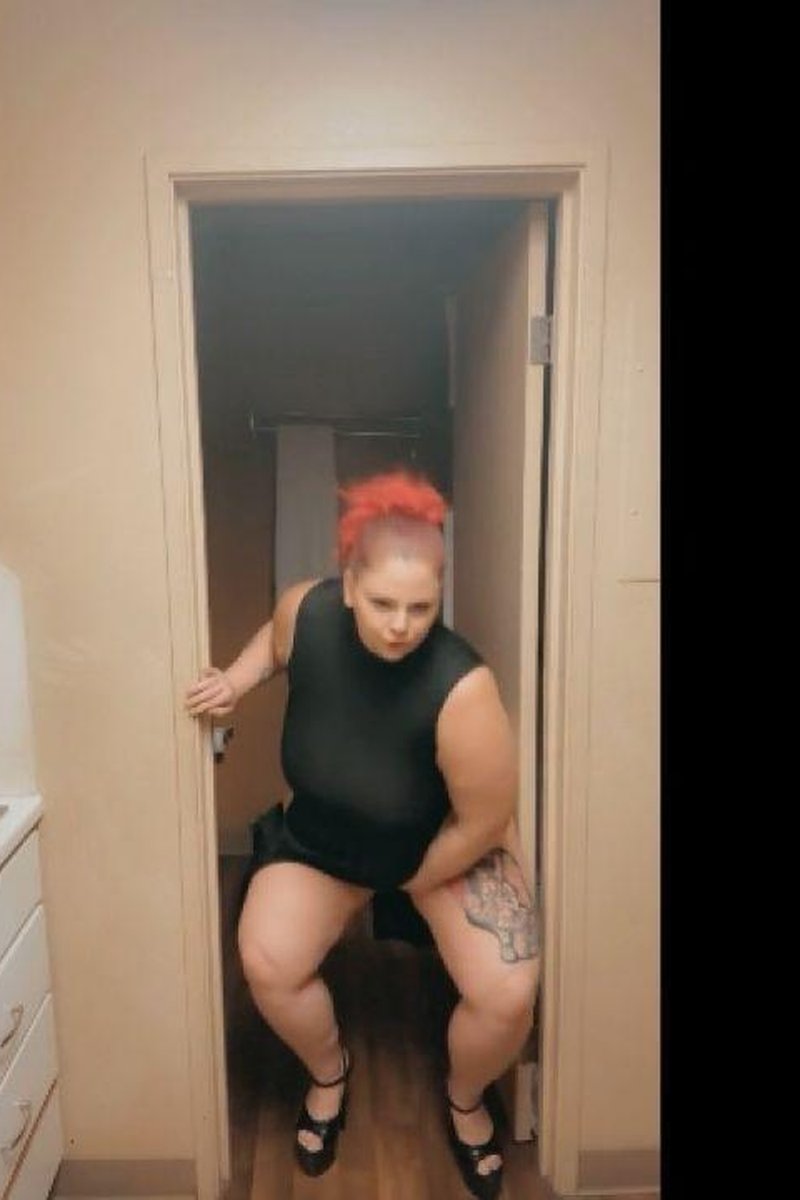 Giantess - Screenshot 1 of 4 - Dancing